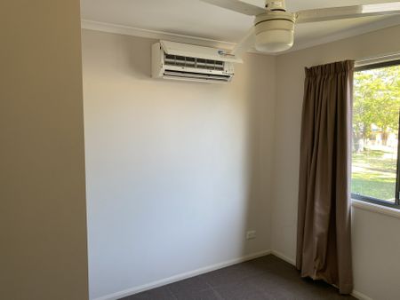 Spacious Family Home in Middlemount - Photo 4