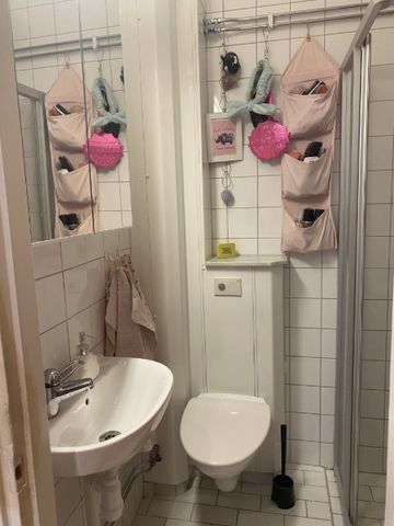 Mysig 1:a med balkong och morgonsol i centrala Vällingby! - Foto 3