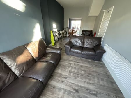 Room 1, Room in shared house, 123 Alexandra Park Avenue, Belfast, BT15 3GB - Photo 4