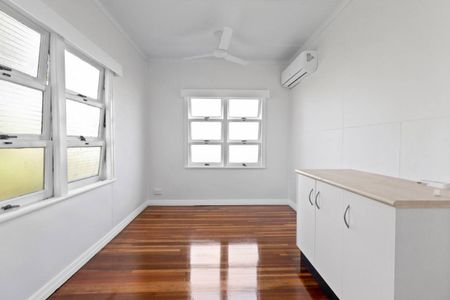 Renovated high set home close to city centre - Photo 2