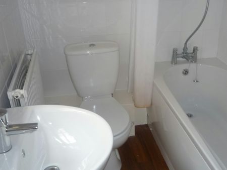 Terraced House to rent on - Photo 3