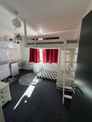 Studio to rent - Photo 1