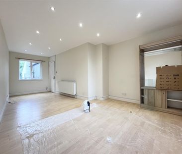 2 Bedroom Flat - Above Shop To Let - Photo 4