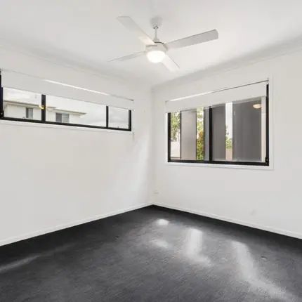 Modern Townhouse in Prime Location - Photo 2