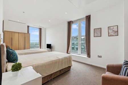 2 bedroom flat in Canary Wharf - Photo 5