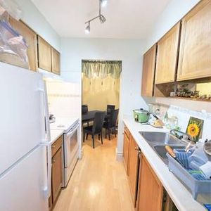 2 Bed 1 Bath Spacious Lougheed Apartment - Skytrain/SFU/Dog-Friendly - Photo 2