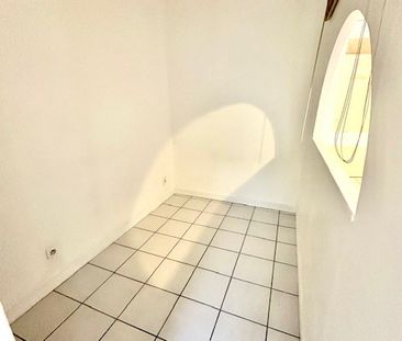 Location Appartement 1 pièce 30m² LYON 7ème - Photo 2