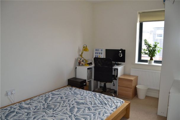 Top floor apartment with rooftop views over Newbury, in the heart of the town centre - Photo 1