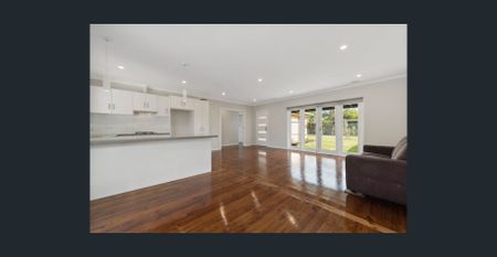 Coastal Comfort and Modern Style in the Heart of Aspendale - Photo 2