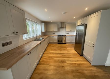 4 bedroom house - detached to rent - Photo 4