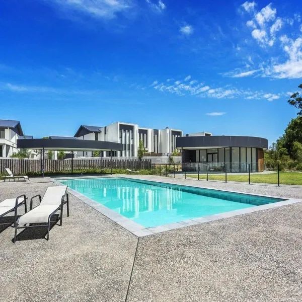 Spacious 3-Bedroom Home with Double Garage - Photo 1