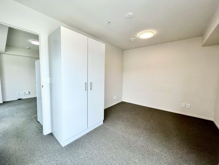 1 Bedroom in Peak - Photo 4