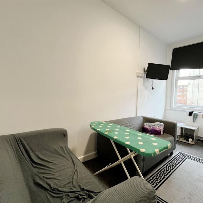 3 bedroom flat to rent - Photo 1