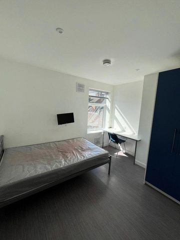 4 bedroom flat to rent - Photo 4