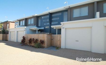 EXECUTIVE FULLY AIR-CONDITIONED 3 BEDROOM TOWNHOUSE IN THE HEART OF THE CITY - Photo 3