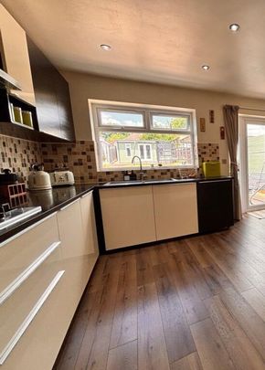 3 Bed Terraced House, Wardown Crescent, LU2 - Photo 1