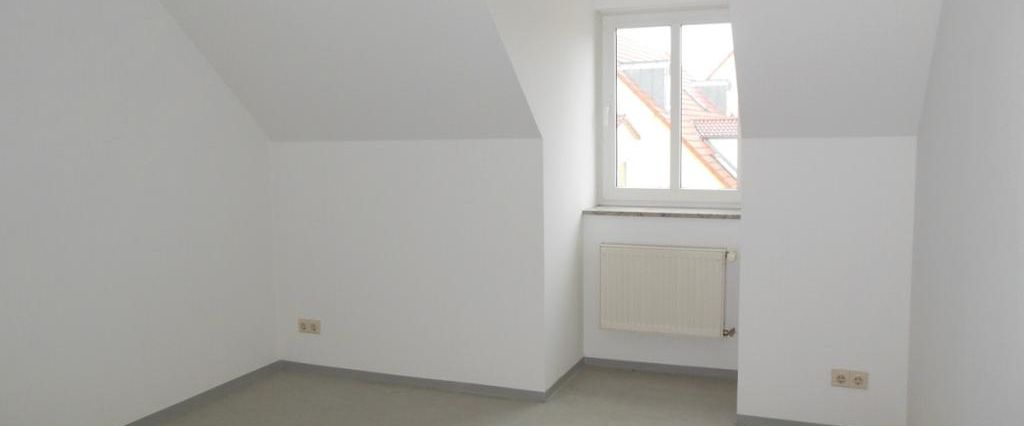 Gemütliche 2-RW, Küche + Bad mit Fenster, Badewanne, Abstellkammer & PKW-Stellplatz zu vermieten. - Photo 1