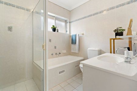 Charming Unit with Lifestyle Convenience in Carlton - Photo 5