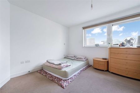 A spacious two-bedroom, two-bathroom apartment with an en suite is offered to let in the sought-after Royal Quay Development. - Photo 5
