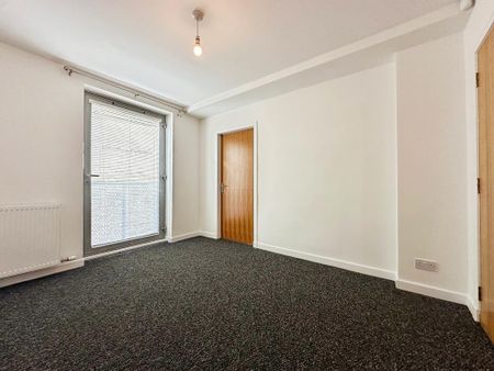 3 bedroom flat to rent - Photo 4