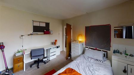 4 bedroom semi-detached house to rent - Photo 4