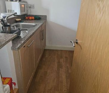 1 bedroom in a flat share to rent - Photo 5