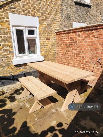 1 bedroom in a house share to rent - Photo 2