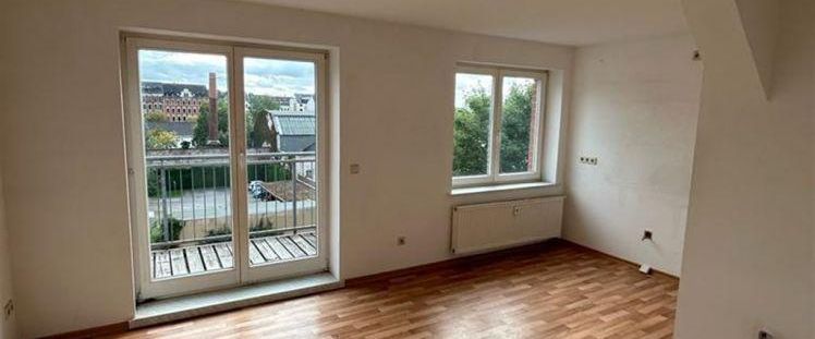 Großzügige DG 2-Zimmer mit Laminat, EBK, Balkon und Wannenbad! - Foto 1