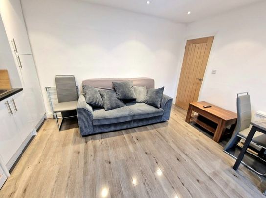 2 Bed Flat, Queens Road, SW19 - Photo 1