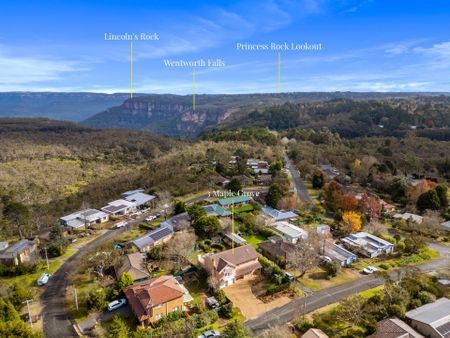 EXPANSIVE FAMILY LIVING WITH ESCARPMENT VIEWS & ENTERTAINER'S APPEAL - Photo 3