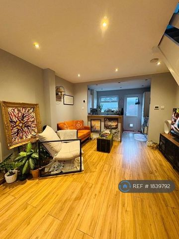 2 bedroom terraced house to rent - Photo 2