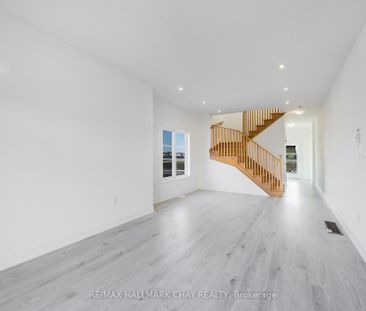 Townhouse For Lease | S8127550 - Photo 2