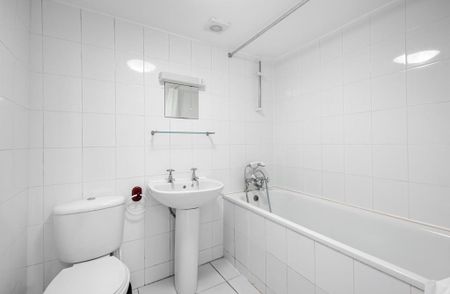 3 bedroom flat to rent - Photo 5