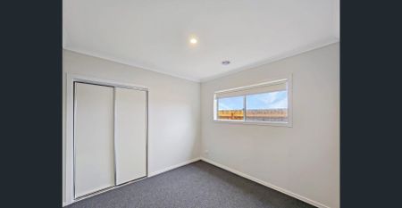 Stunning 4 Bedrooom ! - Photo 3