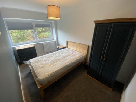 3 bedroom flat to rent - Photo 4
