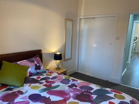 2 bedroom flat to rent - Photo 2