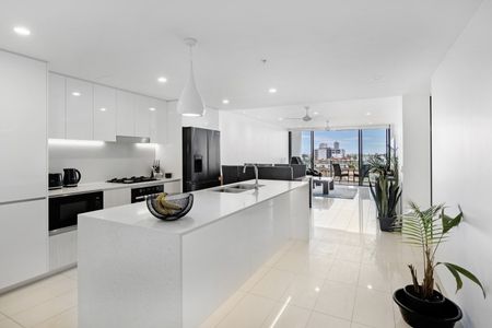 STUNNING BROADWATER VIEWS, MODERN, LIGHT-FILLED APARTMENT - Photo 4