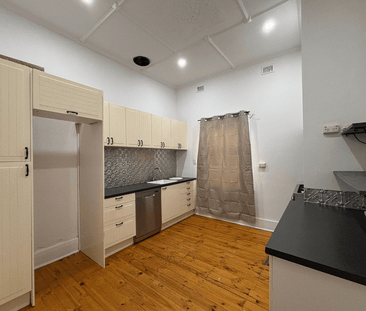 Charming & Spacious 3-Bedroom 1-Bathroom Home in Prime Croydon - Photo 5