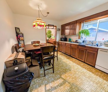 Spacious Fully Detached 4 Bedroom Home in Niagara Falls! - Photo 3