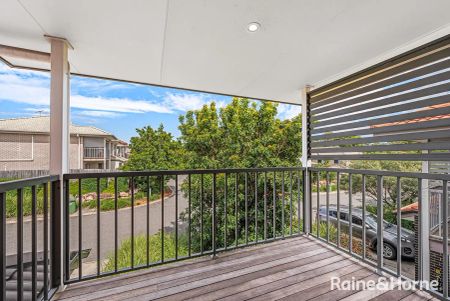 “FANTASTIC LOCATION & CONVENIENCE! Heart of North Lakes, 3 Bed 2&1/2 Bath Townhouse, pool&gym” - Photo 5