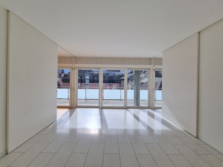 Charmant appartement de 2.5 pièces avec grand balcon au centre-ville - Photo 4