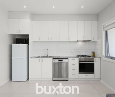 THE LIVING IS EASY: LOW MAINTENANCE MODERNITY IN BAYSIDE POSITION - Photo 4