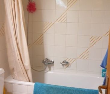 Dans une copropriété, appartement de 3.5 pièces au rez-de-chaussée - Photo 4