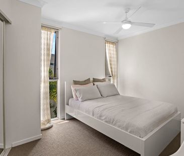 Luxury Waterfront Living in Emerald Lakes – Three Bedroom Townhouse - Photo 4