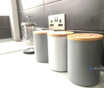 4 bedroom terraced house to rent - Photo 1