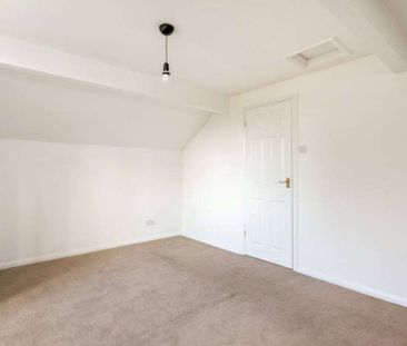 A two bedroom cottage set within the conservation area of St Albans. - Photo 6