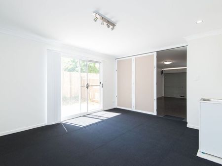 Three Bedroom Tri Level Townhome Ideal Location and Ducted Air Con! - Photo 5