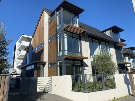 City – Three Bedroom Townhouse - Photo 4