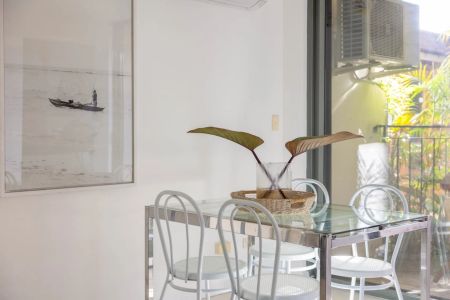 Fully furnished apartment with pool views in Glebe - Photo 4