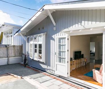Spacious Sunny home in Lyall Bay - Photo 3
